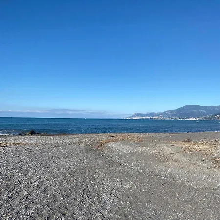 Angelina Homes I Casa Glicine I 5 Minuti A Piedi Dalle Spiagge I Giardino I Parcheggio Privato Daire